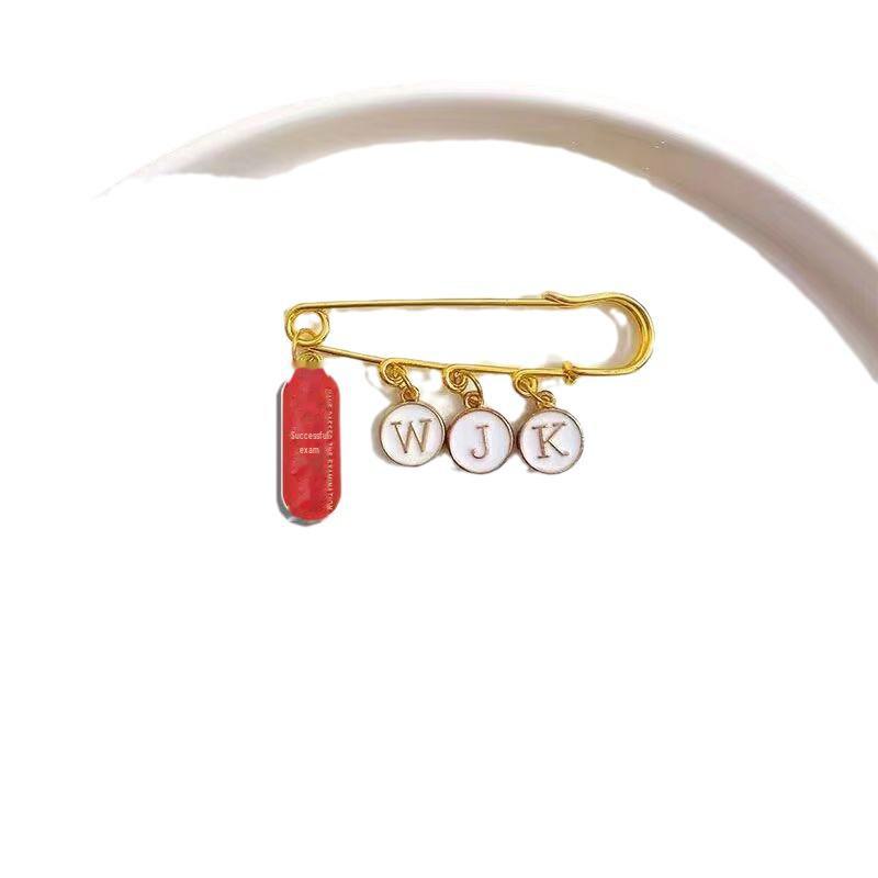 Przypinka dla ucznia DIY na sukces na egzaminie – Urocza broszka z literą na szczęście na egzaminach