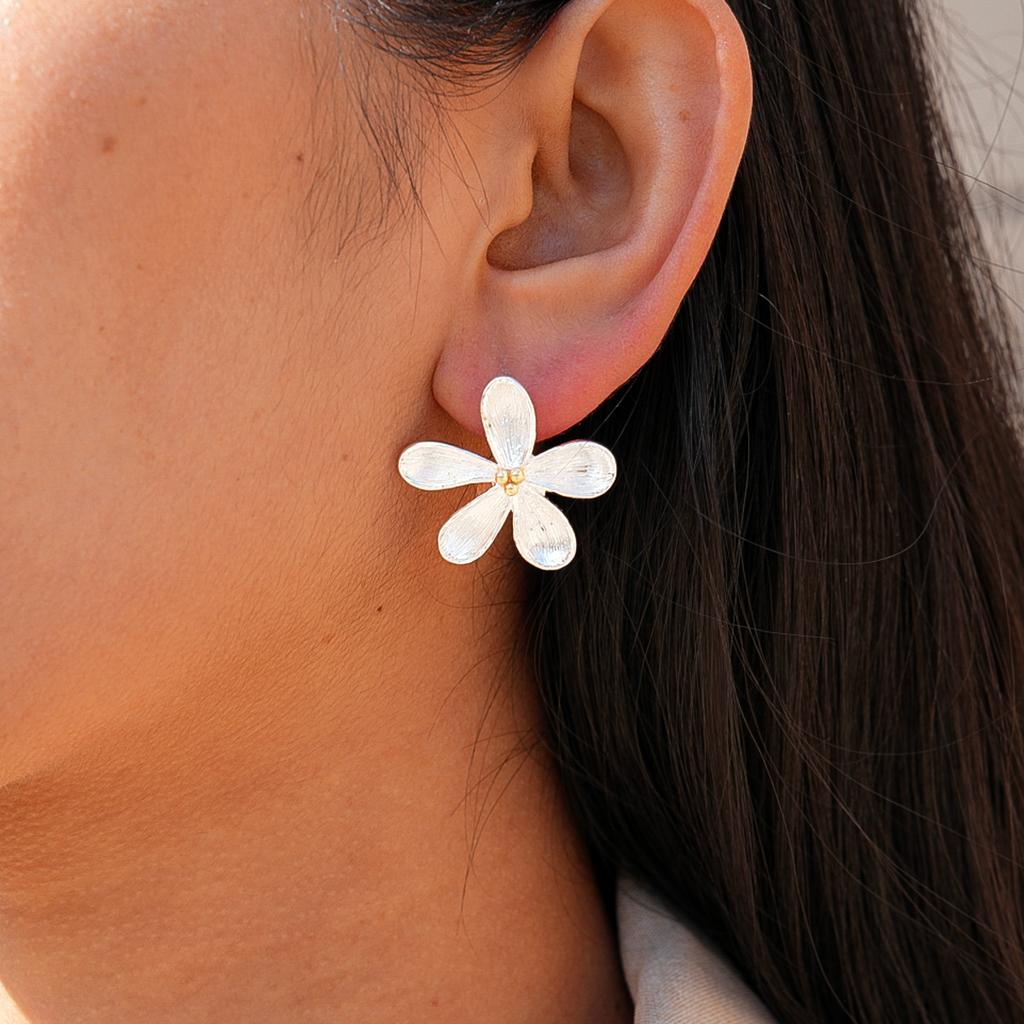 Flower pattern silver needle stud earrings commuter simple earrings niche earrings