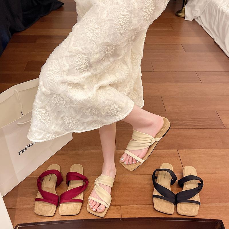 Niche design sense retro simple fashion versatile sandals women's summer 2025 new fashion Roman cool slippers
