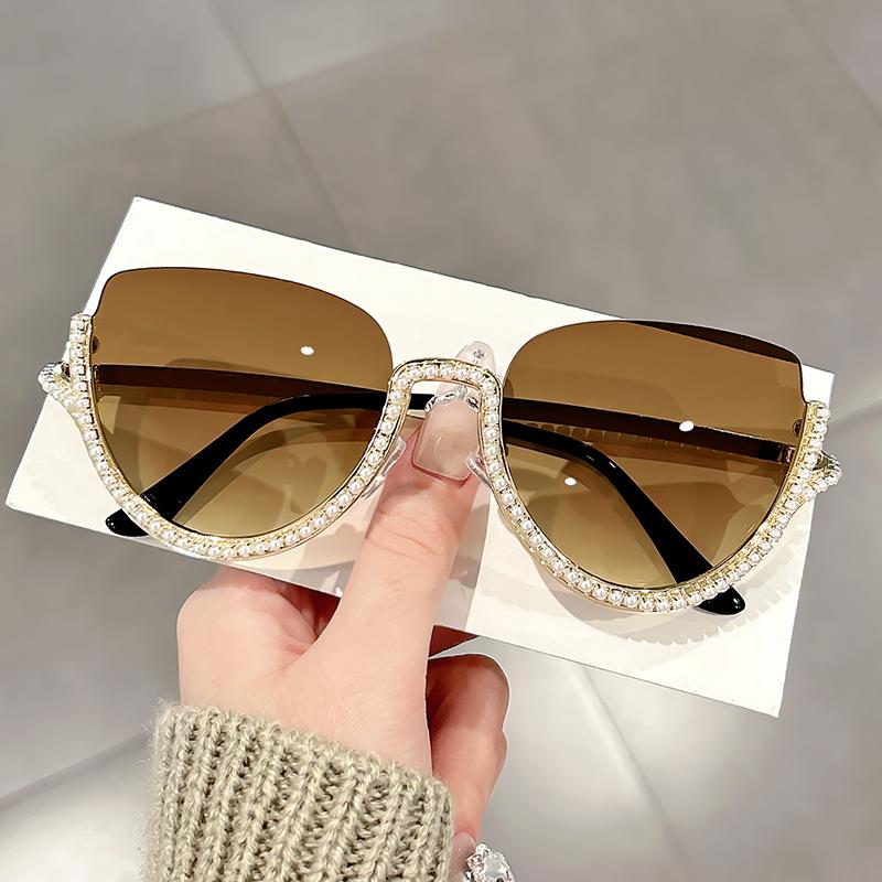

Fashionable and trendy half-framed diamond-encrusted sunglasses for women s travel and parties