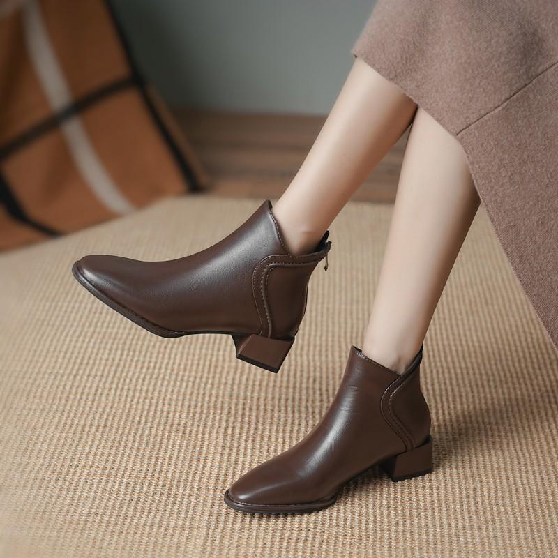 Retro pointed thick heel short boots for women, new English style and plush warm Chelsea boots for autumn and winter 2024