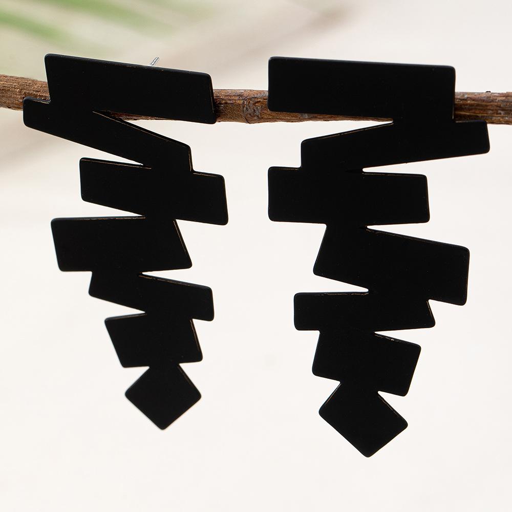 

Персонализированные геометрические серьги-лестницы неправильной формы чёрный