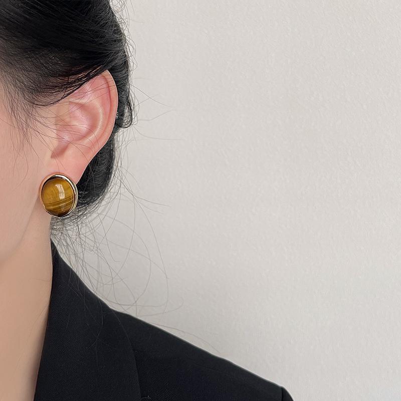 Vintage Stud Earrings with Oval Tiger Eye Stone for Women, Fashionable and Elegant Ear Jewelry In Artistic Miladi Style