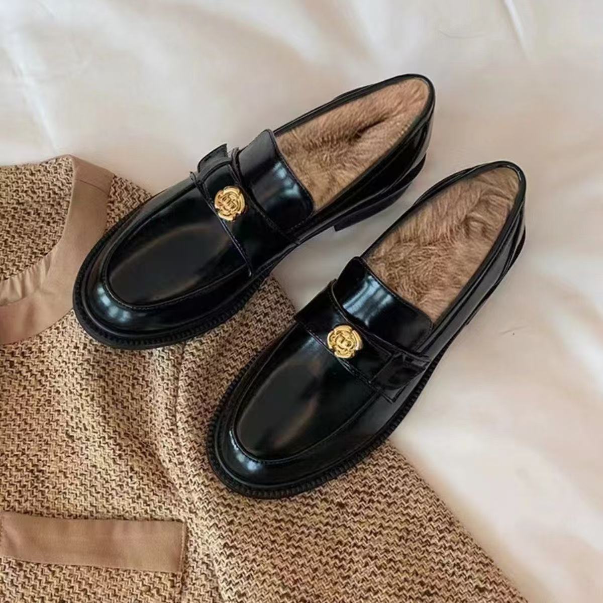 

Внутренние увеличивающие рост бархатные лоферы из мягкой кожи с камелией и золотой пряжкой, маленькие кожаные туфли женские в британском стиле, одинарные туфли на толстом каблуке 40