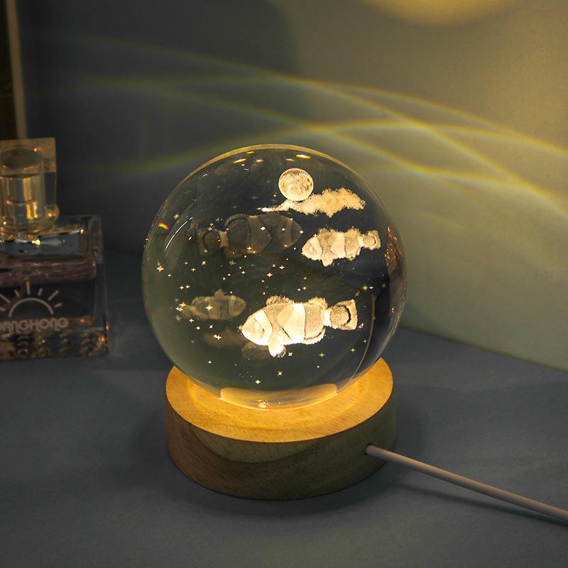 Lumină de noapte Glob de cristal din adâncurile mării: Ornament sculptat 3D cu bază luminoasă din lemn