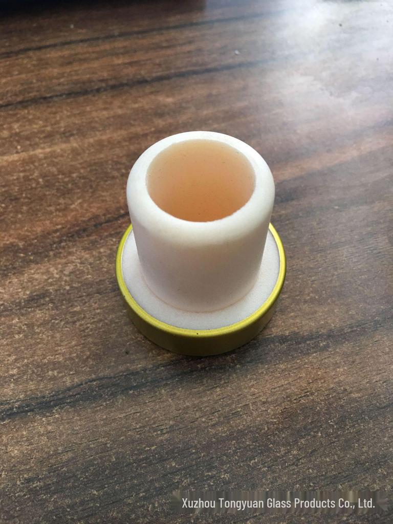 Universal Silicone Wine Bottle Stopper - T-shaped Cap for Red, White, and Champagne Wine.