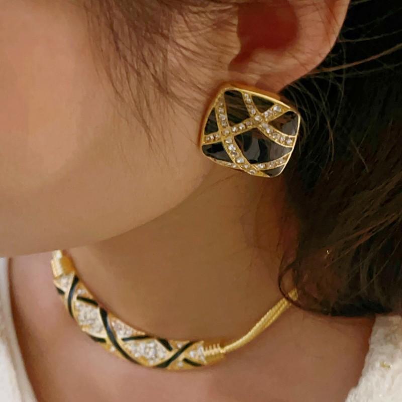 "Atmospheric Diamond-encrusted Curved Necklace, Personalized Enamel Dripping Earrings, Vintage Black Femme Fatale Jewelry Set"