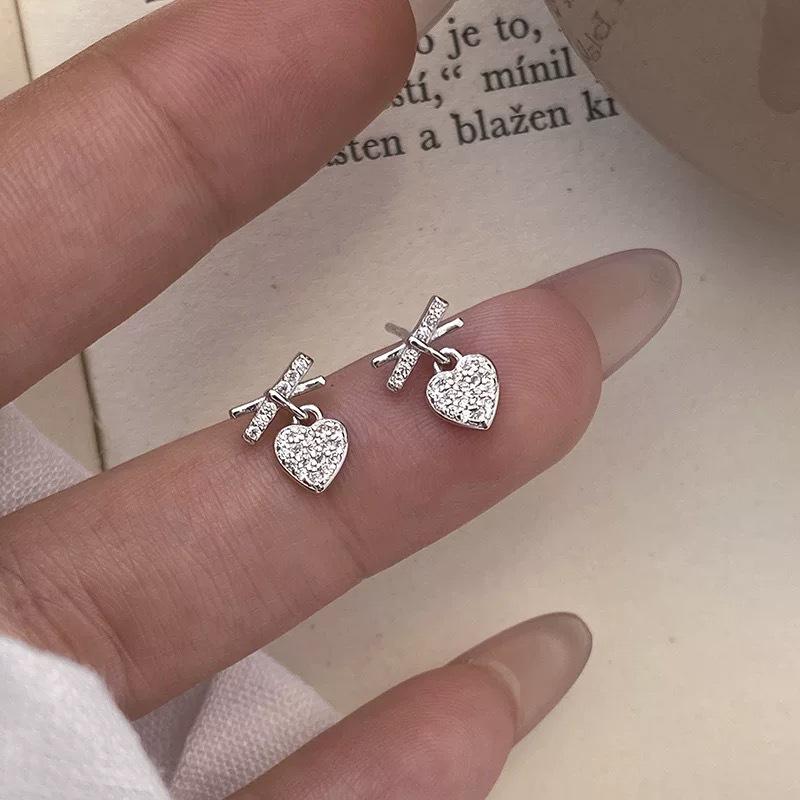 S925 Sterling Silver 18K Gold Pleated Heart Stud Earrings with Full Diamond Design for Women. Versatile and Stylish.