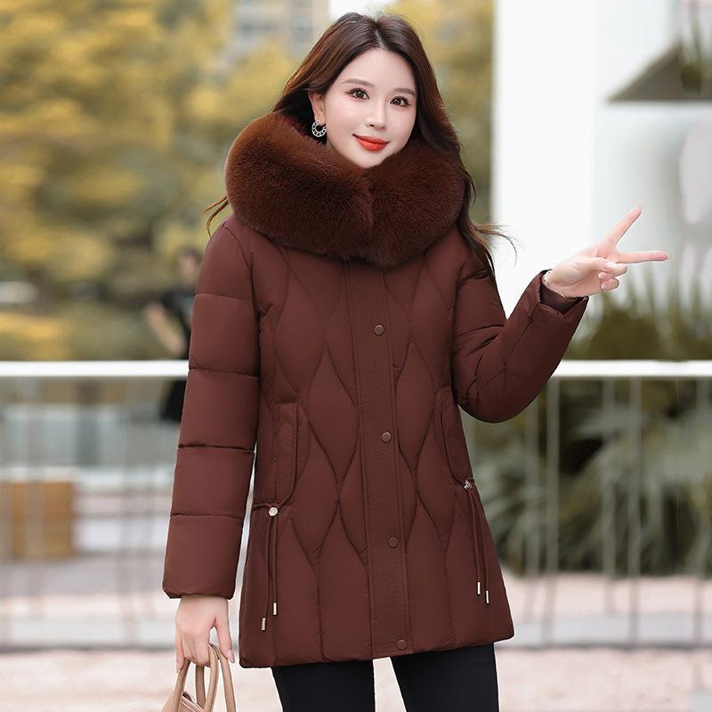 Zimní vatovaná bunda pro ženy středního a staršího věku, vatovaná bunda s kapucí a velkým kožešinovým límcem pro mladé matky, středně dlouhá a zateplená