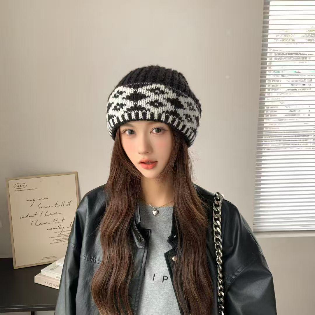 

Жіноча смугаста вовняна в язана шапка-біні - Зимова тепла шапка-рибалка із захистом вух та плюшевим дизайном, що облягає голову.