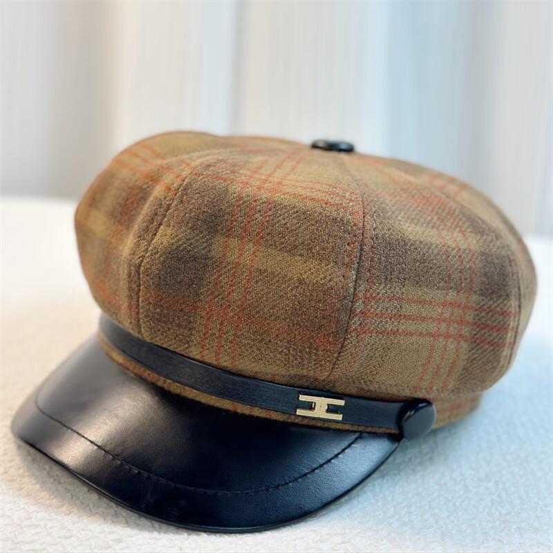 Женская шляпа-берет с буквой