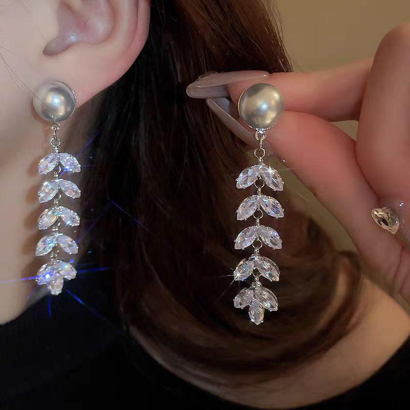 Elegant Imitation Pearl and Diamond-Studded Earrings for Women