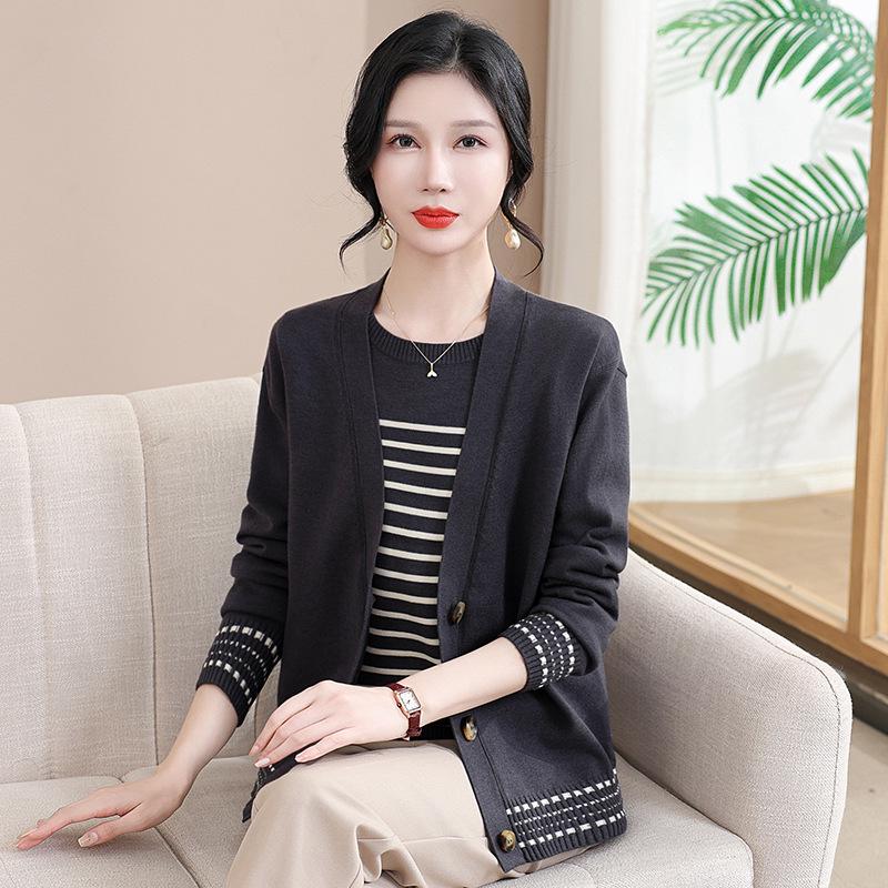 

Elegant Spring Knit Cardigan Set for Women – Age-Defying Style for Middle-Aged and Elderly 4XL (Recommended 67.5-75 kg) серый