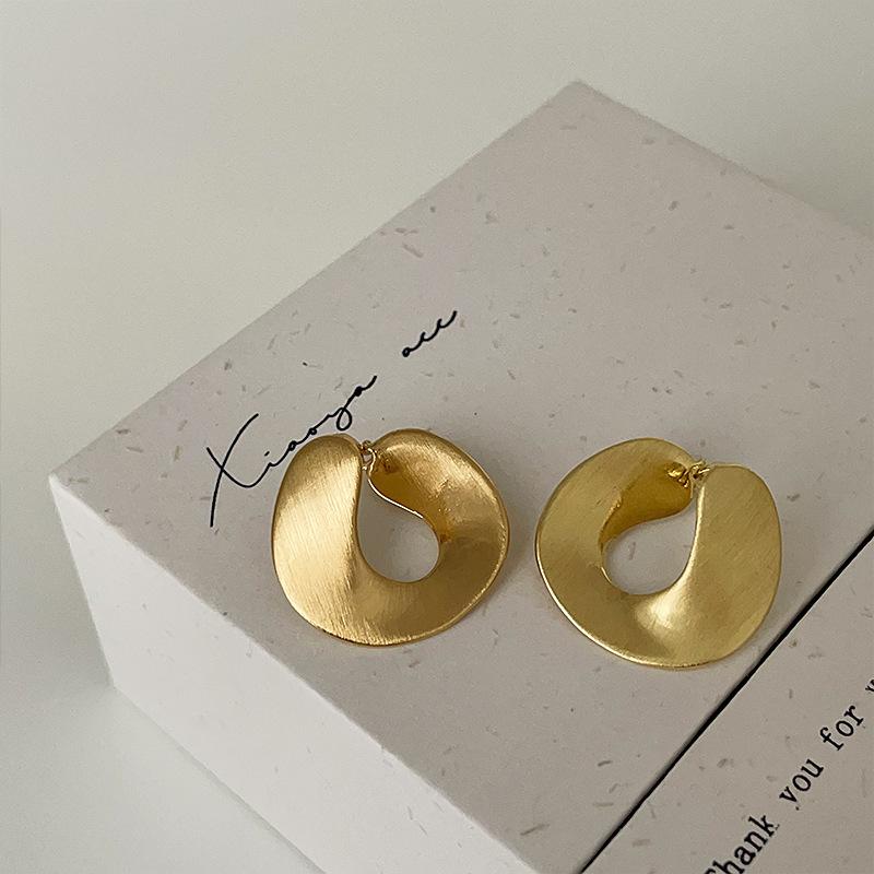 

Геометрические нерегулярные матовые металлические текстуры пряжки для ушей женские высокочувствительные легкие роскошные простые индивидуальные темпераментные серьги серьги