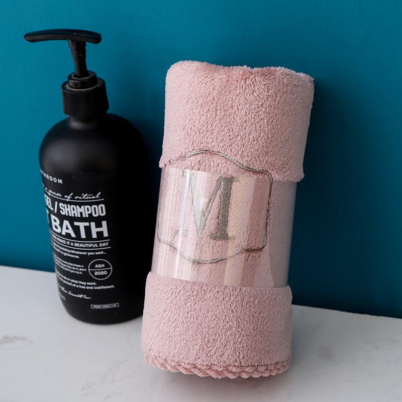 Fortykket korallfløyelshåndkle absorberer vann og er mykt for vask av ansiktet. Husholdningsklut Brodert klut Ansiktsklut