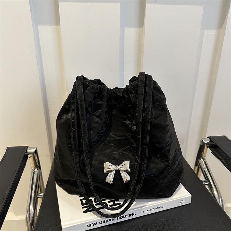 

Trendy Butterfly Shoulder Bag with Bucket Handle Design чёрный