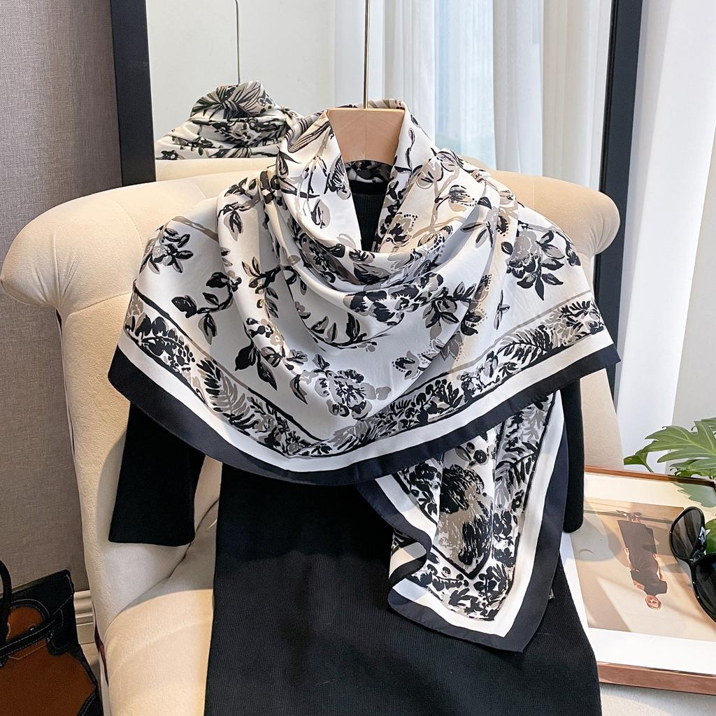 90*90Cm Kerchief Four Seasons Luxury Square Silk Scarves Europe And America Fashion Bandannas Twill Print Sunscreen Shawls