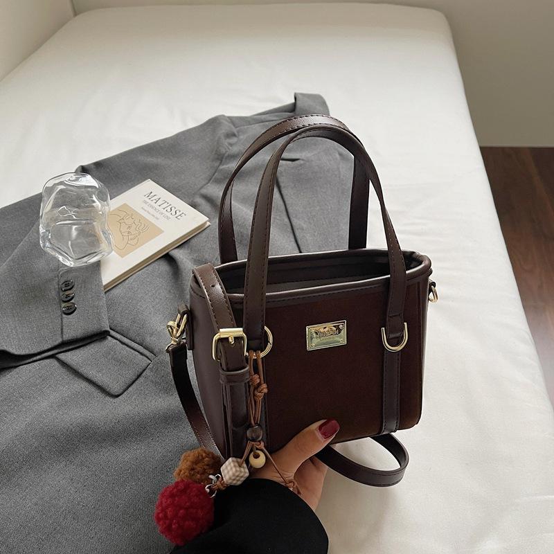 Fashion Casual Messenger Bag 2025 Autumn New Niche Trendy Portable Bucket Bag Simple Shoulder Bag Underarm Bag