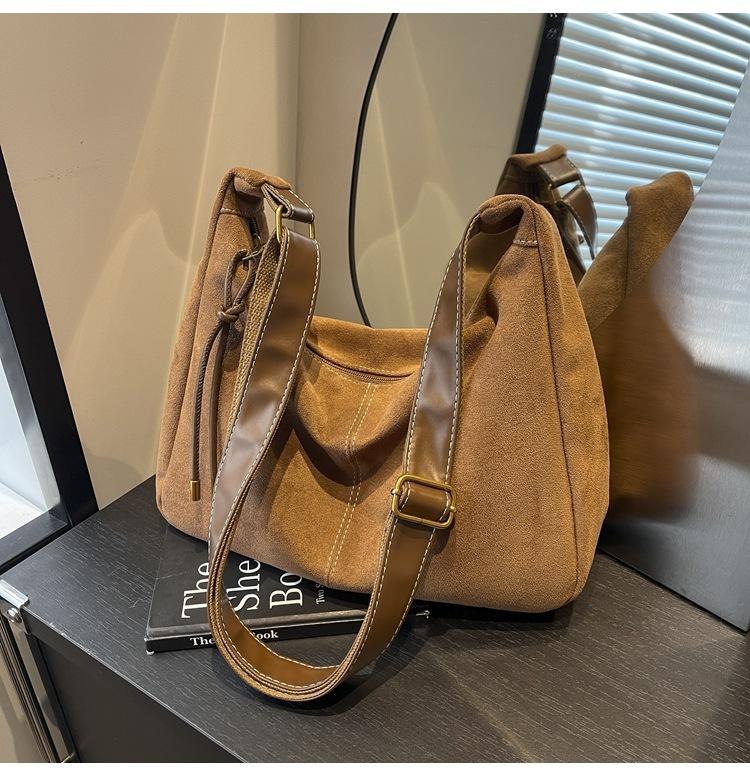 Soft-faced fashion bag women's 2024 new autumn and winter niche messenger bag single shoulder underarm bag popular tote bag