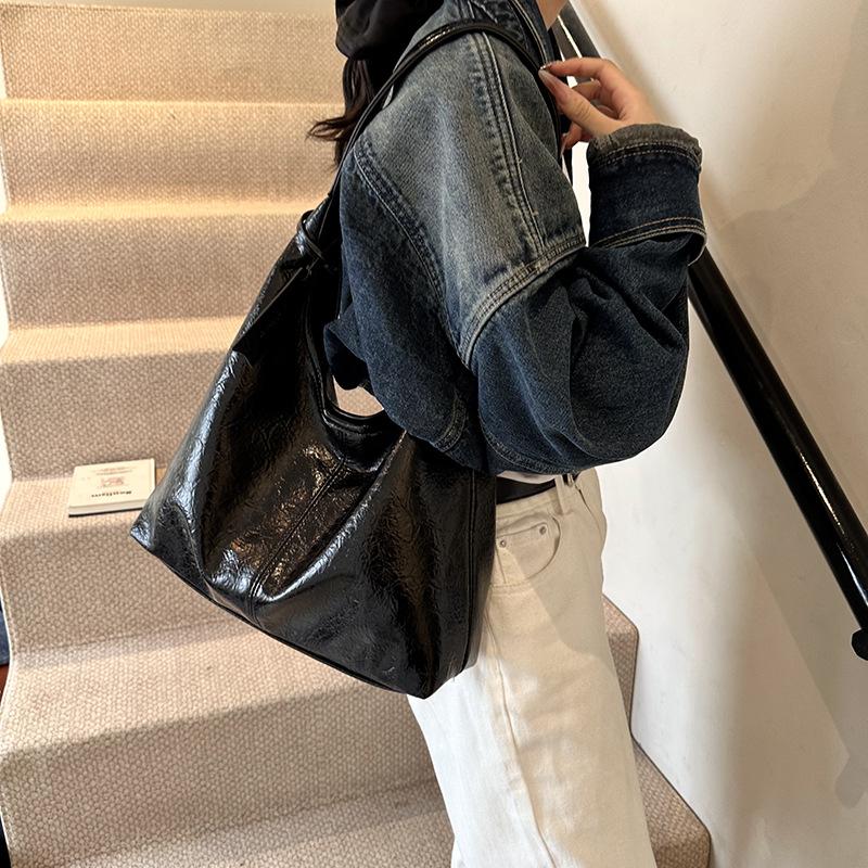 Large-capacity tote bag, shoulder bag, fashionable and simple texture 2025 new trendy temperament underarm women's bag