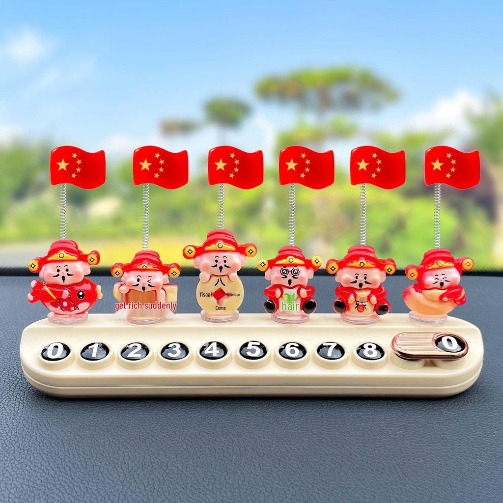 Ozdoba s displejem telefonního čísla do auta Bůh bohatství s červenou vlajkou