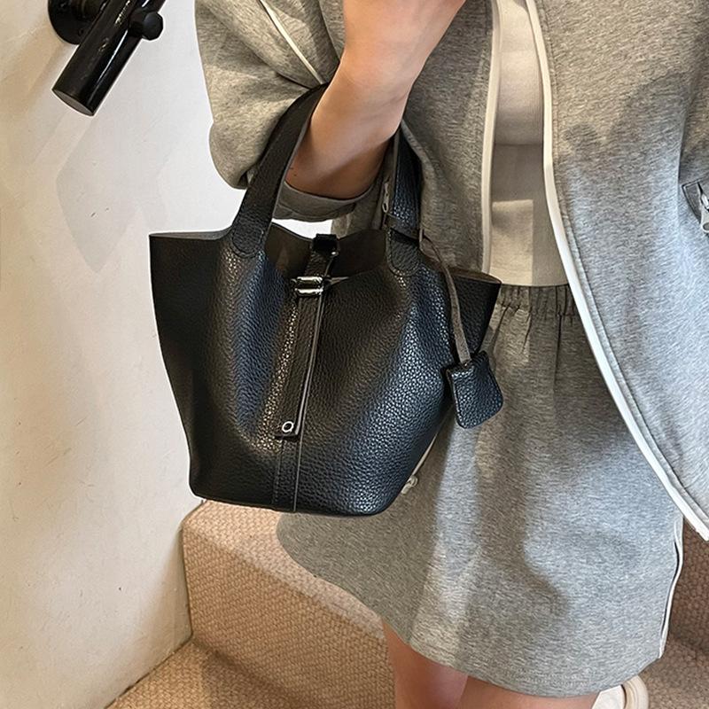 Niche fashion design bag women's 2025 new popular simple hand bag foreign style portable vegetable basket bucket bag