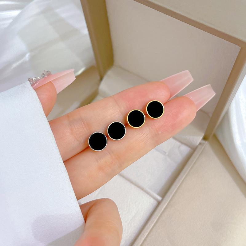 Round Shell Minimalist Stud Earrings Cold Men'S And Women'S Earrings Personality Temperament Banquet Earrings