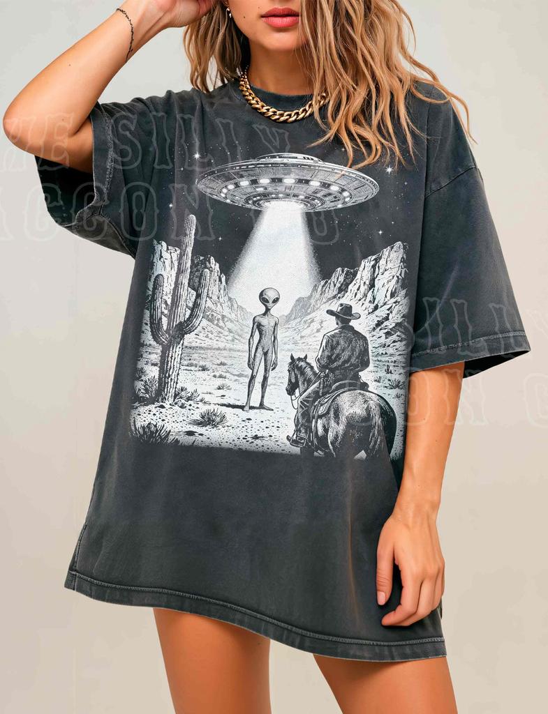 Alien Cowboy Komfortfarben® Shirt für Männer Frauen Vintage Grafik-T-Shirt Westliches UFO Abgenutztes T-Shirt Grunge Ästhetik Kryptid Oberteil