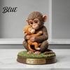 Niedliche Affen-Sammlerfigur Kleiner Affe hält Stofftier Dekorative Statue Schreibtischornament für Wohnzimmer Schlafzimmer Büro Tischdekoration