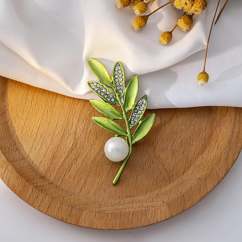 Fashion Green Three-Dimensional Leaf Brooch, Creative Plant Pearl Corsage Exquisite Pin Suit Accessories Women
