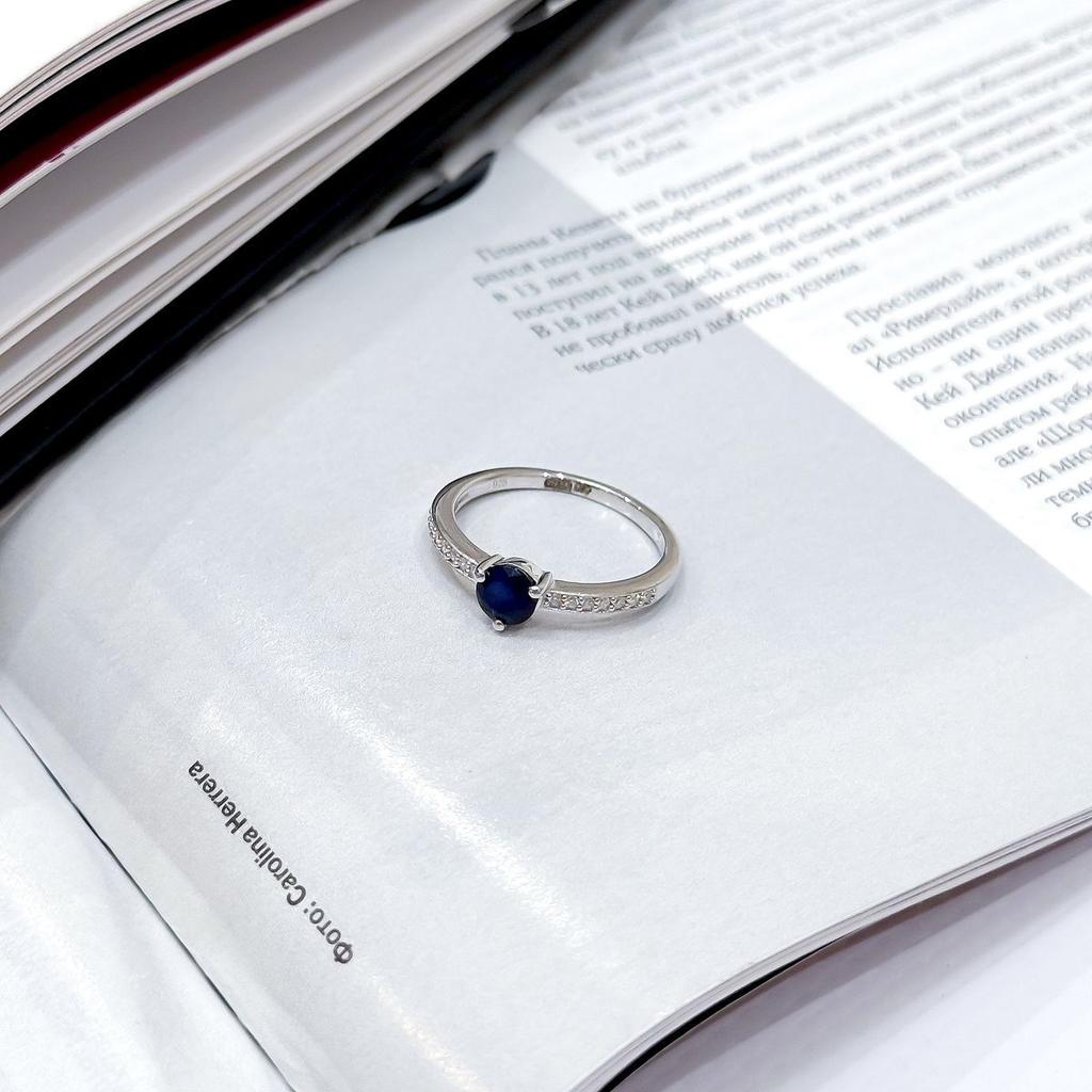Серебряное кольцо с натуральным сапфиром 0.88ct, фианитами, вес изделия 2,1 гр (2164975)