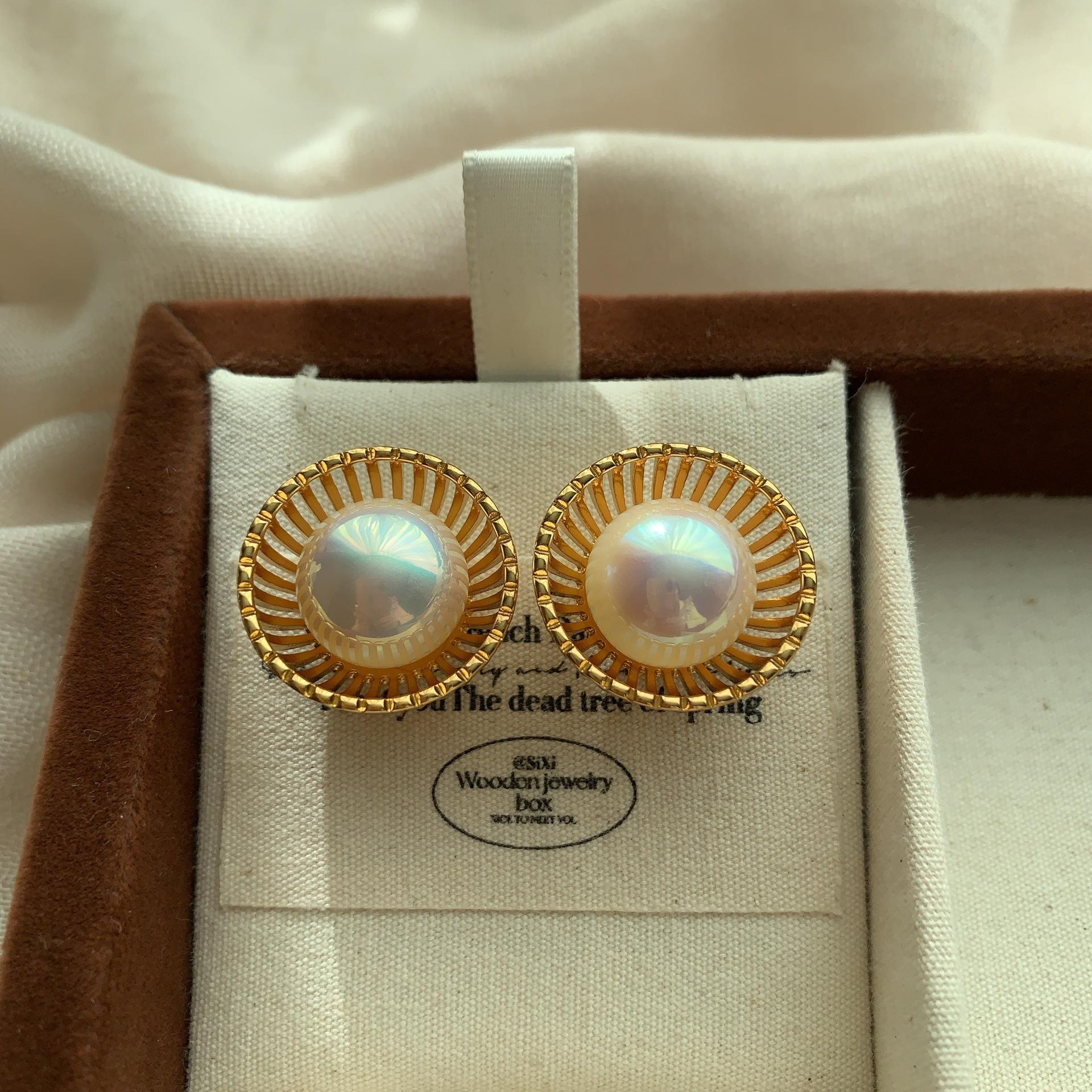 Metal sun radiation pattern pearl stud earrings retro elegant exquisite soft three-dimensional commuter fashion earrings