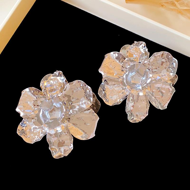 

Steel needle European and American metal pleated flower stud earrings personalized light luxury high-end earrings cold wind temperament new earrings