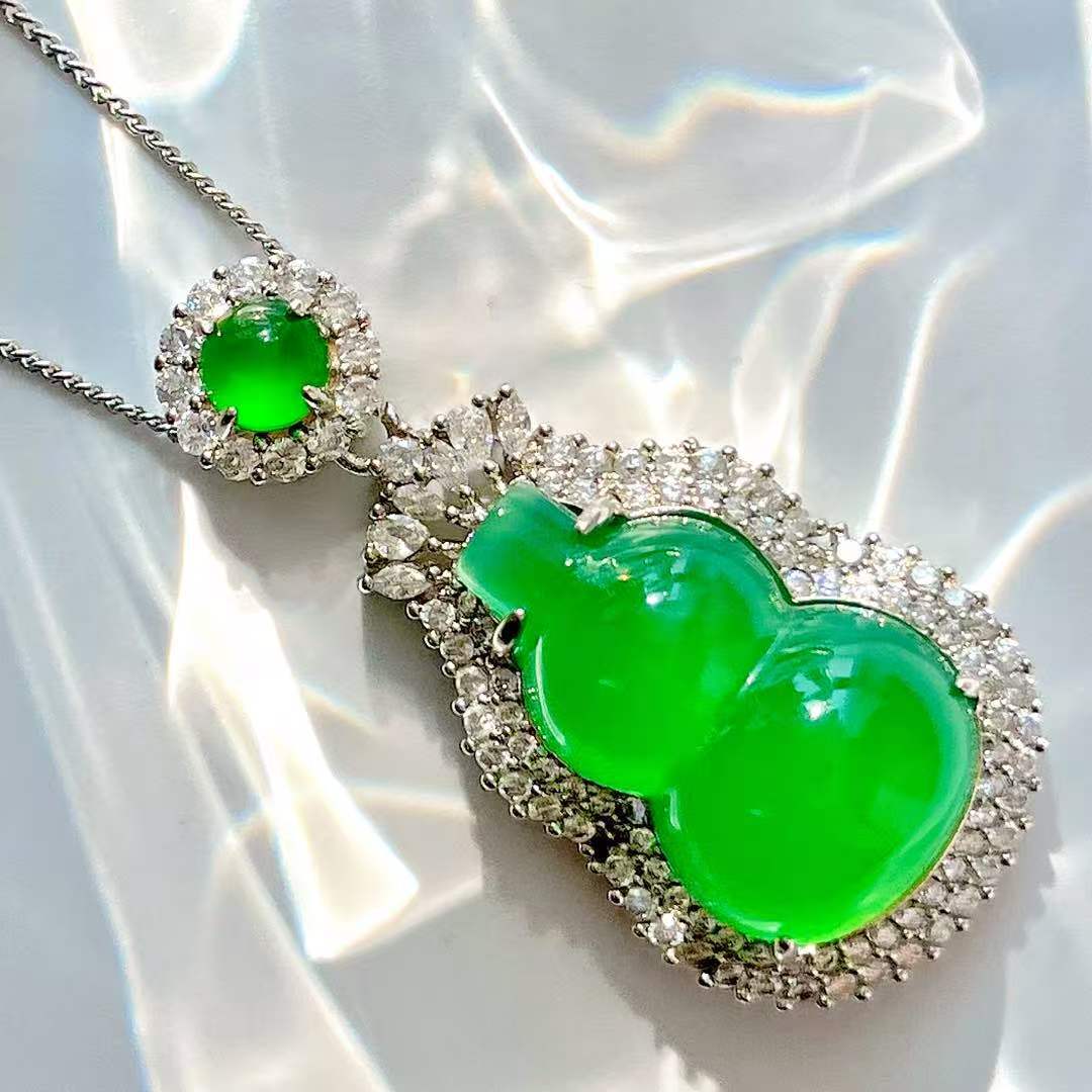 

Luminous Vitreous Imperial Green Chalcedony Gourd Pendant Female Niche To Send Mother Not With A Chain