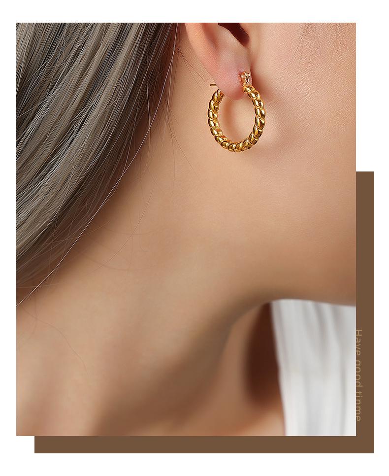 French Niche Elegant Geometric Titanium Steel Gold-Plated O-Shaped Earrings with Twisted Design and Bright Finish