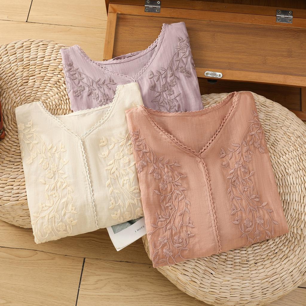 Broderad bomulls- och linneskjorta dam 2025 sommar ny tunn topp temperament lös och vacker V-ringad t-shirt skjorttopp