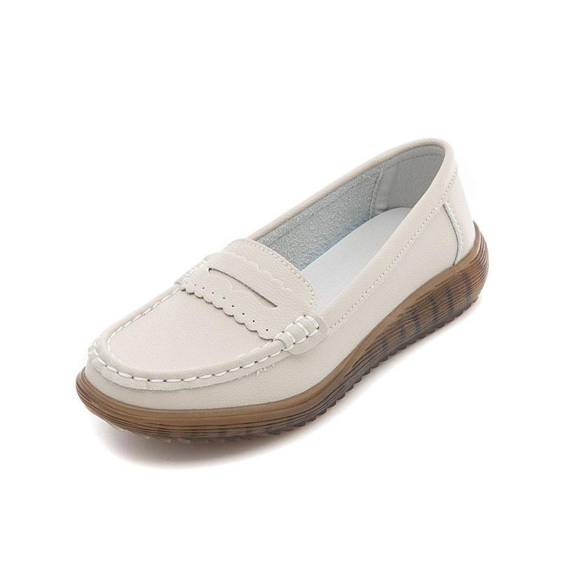 Leather mother shoes spring and autumn middle-aged women's leather shoes non-slip soft sole comfortable middle-aged and elderly Doudou shoes flat sing