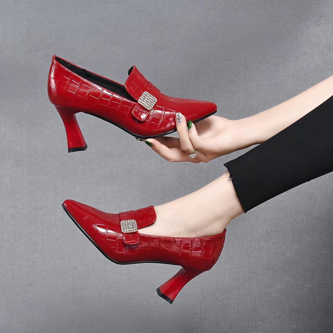 

Женские туфли-лодочки на остром высоком каблуке, осенние новинки, со стразами, квадратной пряжкой, с глубоким вырезом, шпилька, модные туфли, с каменным узором, из лакированной коровьей кожи 40 бордовый