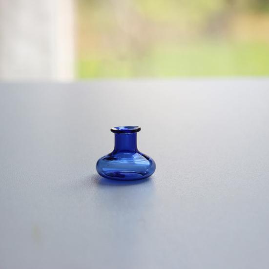 Miniature Vase, Tiny Blue Glass Vase, Small Flower Holder, Cute Mini Vase for Miniature Houses DIY Refrigerator Magnets (Magnets Not Included)