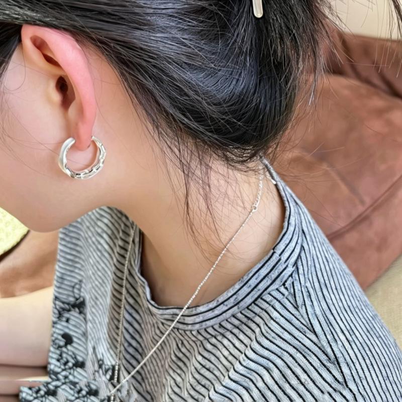 Geometric advanced sense versatile ring ear buckle European and American simple temperament metal earrings earrings night market earrings