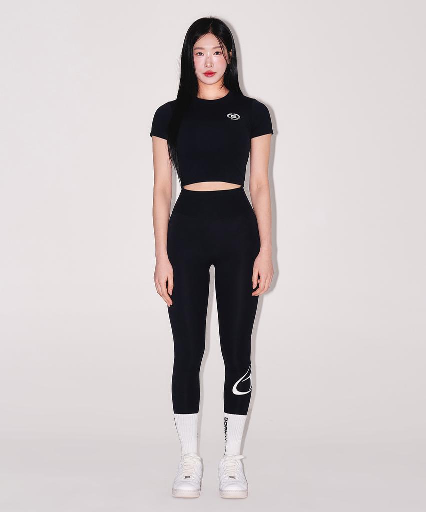 BORN TO WIN W Quick Dry Emblem Semi Crop T-Shirts [Black]