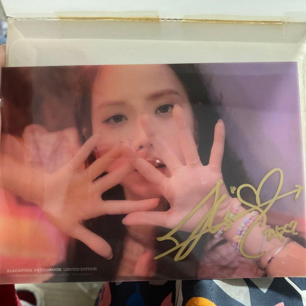 [USED] Blackpink Jisoo autographed limited edition photo card