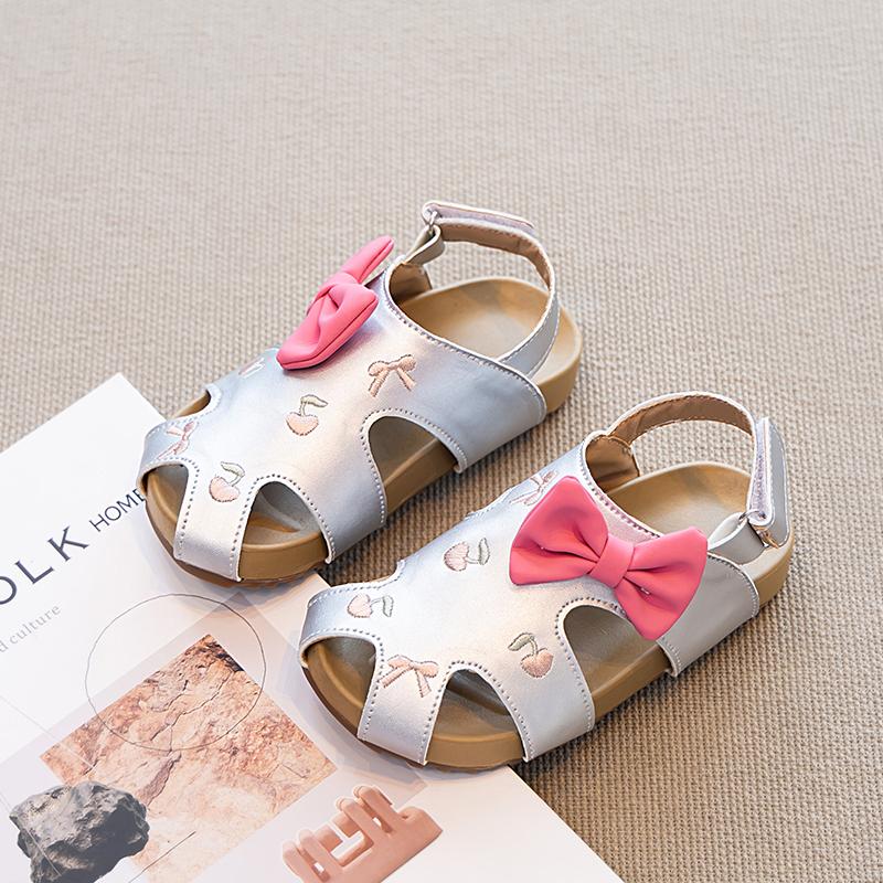 

Girls Sandals Embroidered Sweet Children Princess Shoes Big Rose Bows 2025 Summer New Kids Beach Shoes Hollowed-out Cute Fashion 23 серебряный