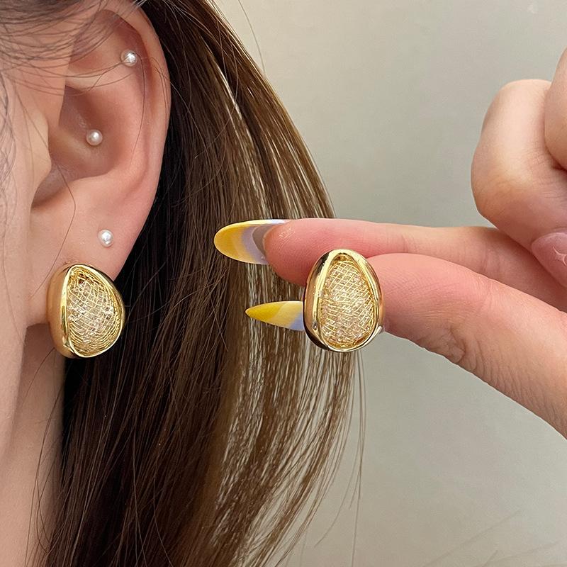 New Grid-shaped Waterdrop Earrings - Featuring A Metallic Design. These Women's Ear Studs Are Stylish and Versatile, Exuding A Sophisticated Charm.
