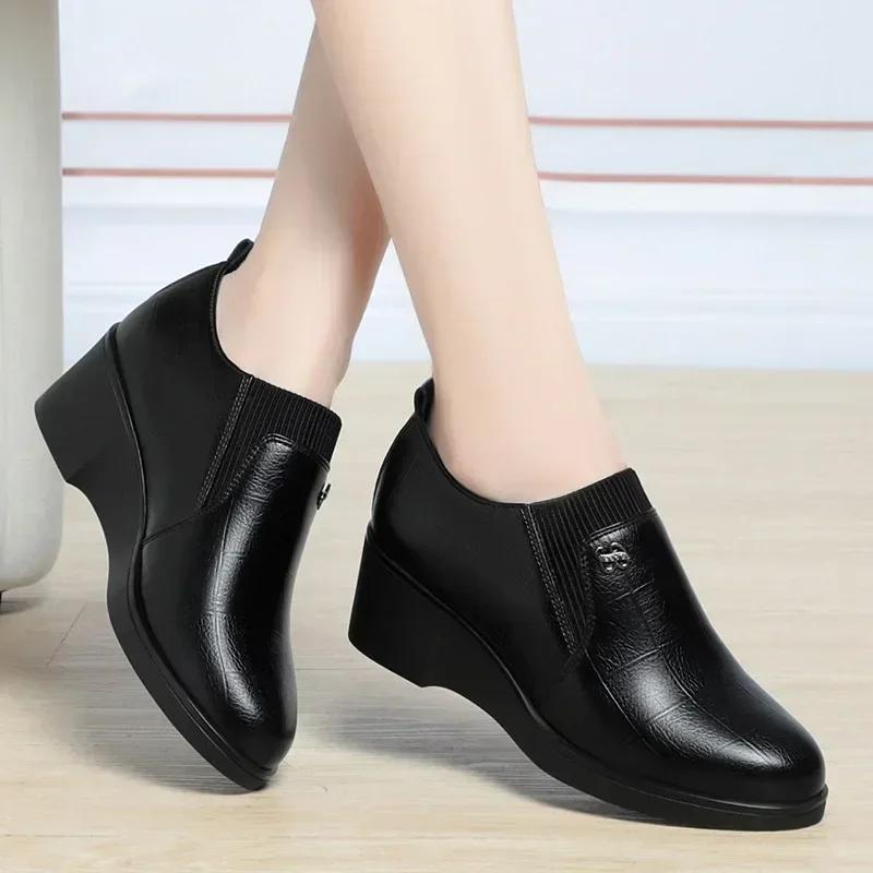 Fashion Women's 2025 Spring and Autumn New Soft Leather Middle Heel Thick Soled Leather Shoes Soft Soled Non Slip Single Shoes