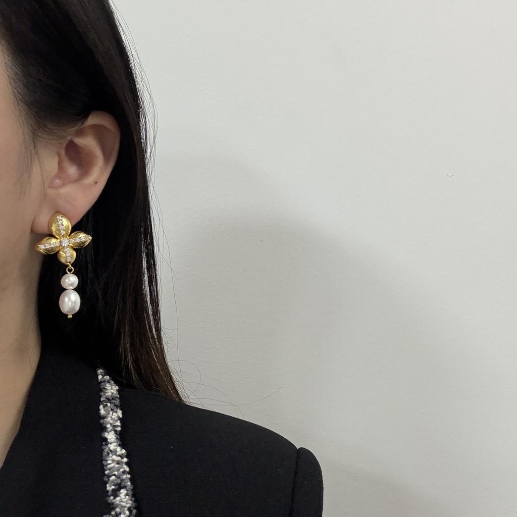 Niche French High-End Sense, Cold Style, Niche Design Temperament, Versatile Cross Zircon Pearl Tassel