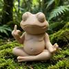 Meditatieve Kikkerbeeldje 3D Geprint Grappige Zen Yoga Kikker Tuinbeeld met Middelvinger voor Bureau Planken Huis Kantoor Terras Decoratie
