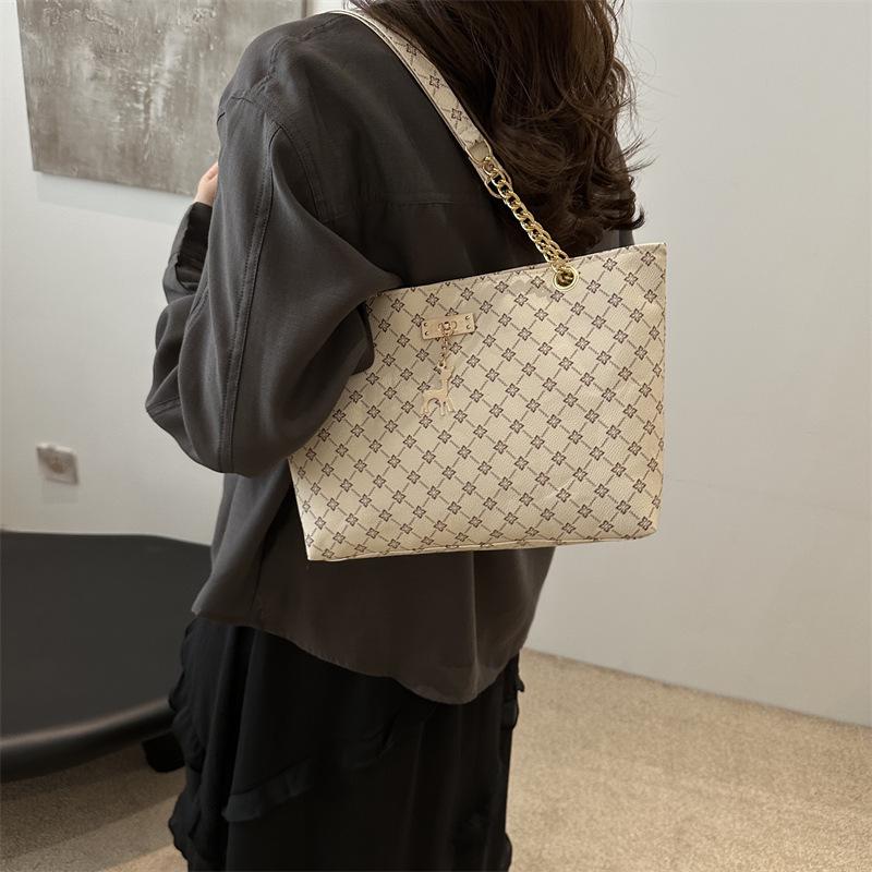 2026 Women's Retro Chain Shoulder Tote - Fashionable, Large Capacity Handbag for Commuters