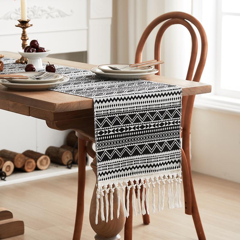 American Coffee Table Contrasting Color Pattern Yarn-dyed Table Flag Black and White Wavy Tassel Woven Table Towel