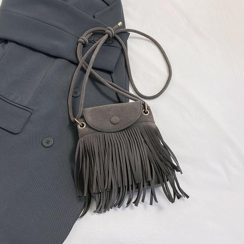 

2025 new trendy niche fringed mobile phone bag women s shoulder oblique span small square bag retro Hong Kong style suede bag серый